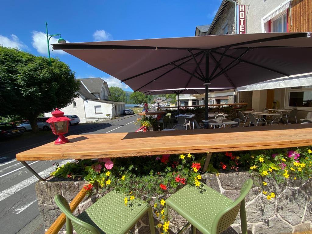 Hotel Restaurant Le Grillon Chambon-sur-Lac Eksteriør bilde