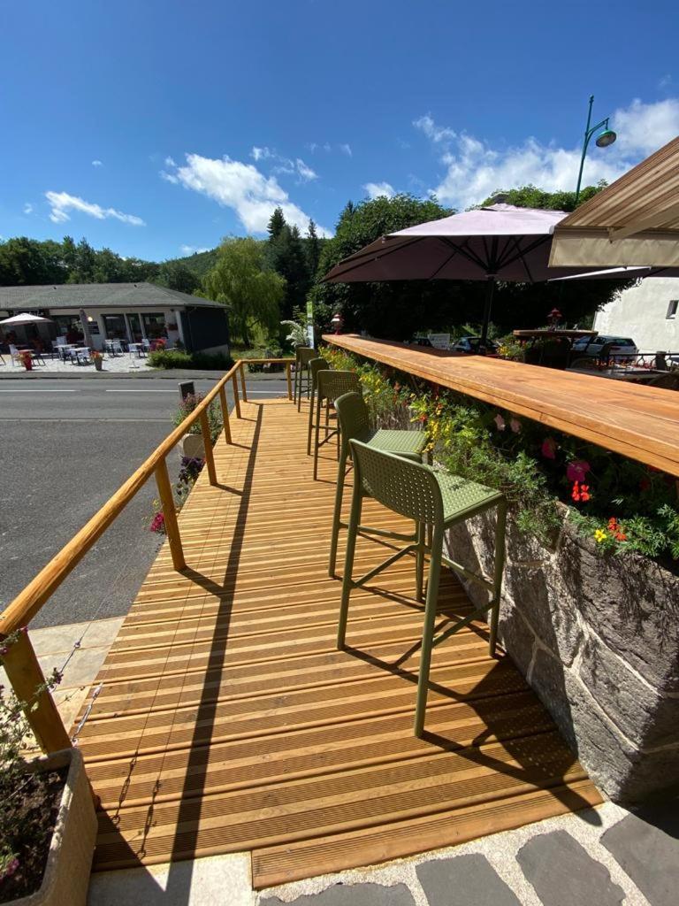 Hotel Restaurant Le Grillon Chambon-sur-Lac Eksteriør bilde