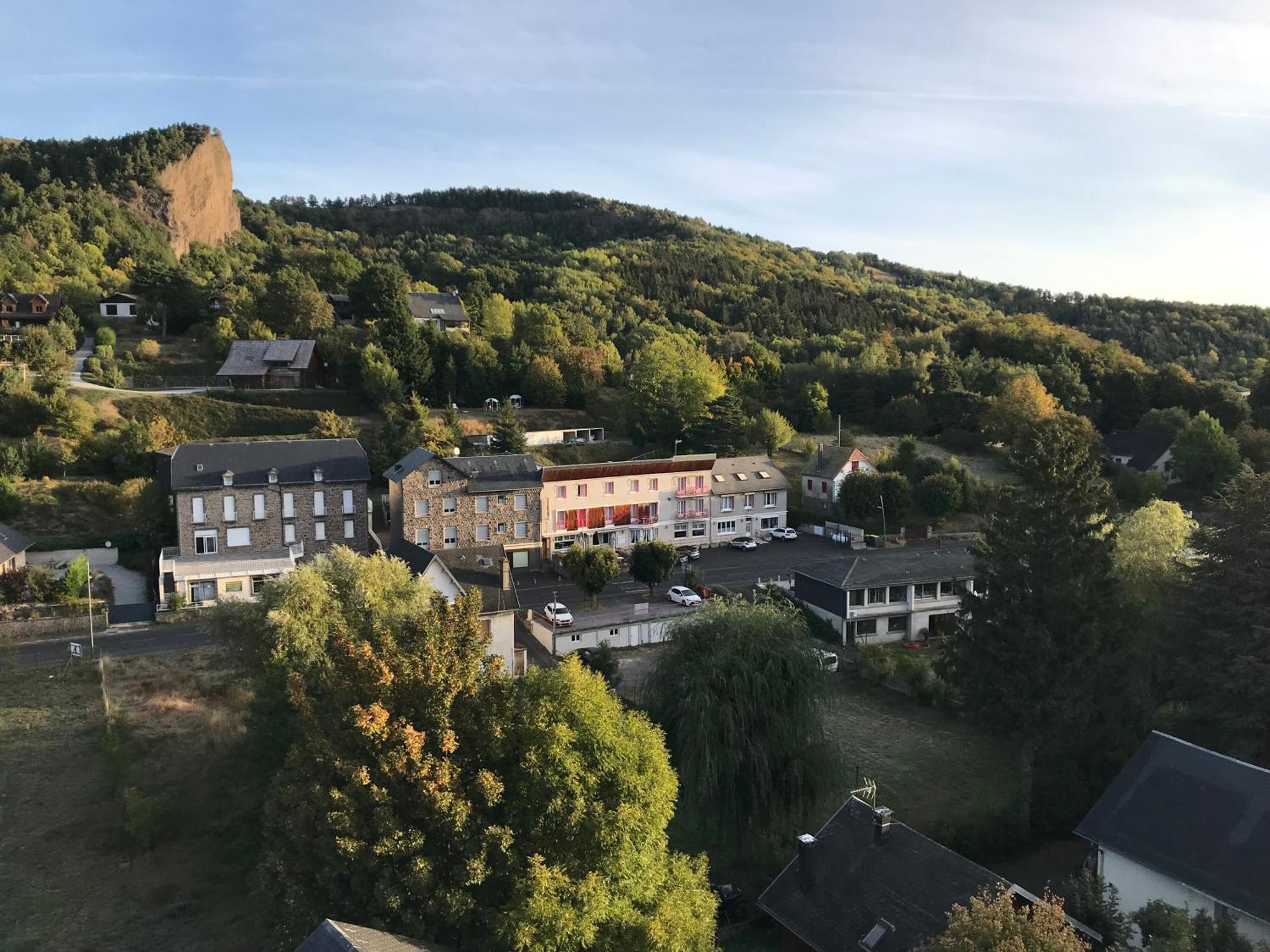Hotel Restaurant Le Grillon Chambon-sur-Lac Eksteriør bilde