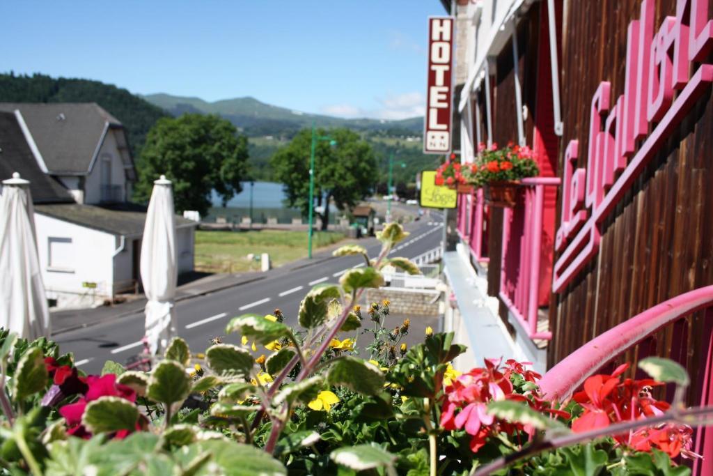 Hotel Restaurant Le Grillon Chambon-sur-Lac Eksteriør bilde